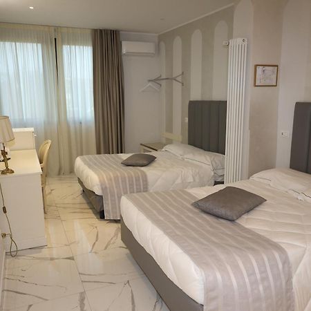 Hotel Ristorante Continental Озио Сото Екстериор снимка