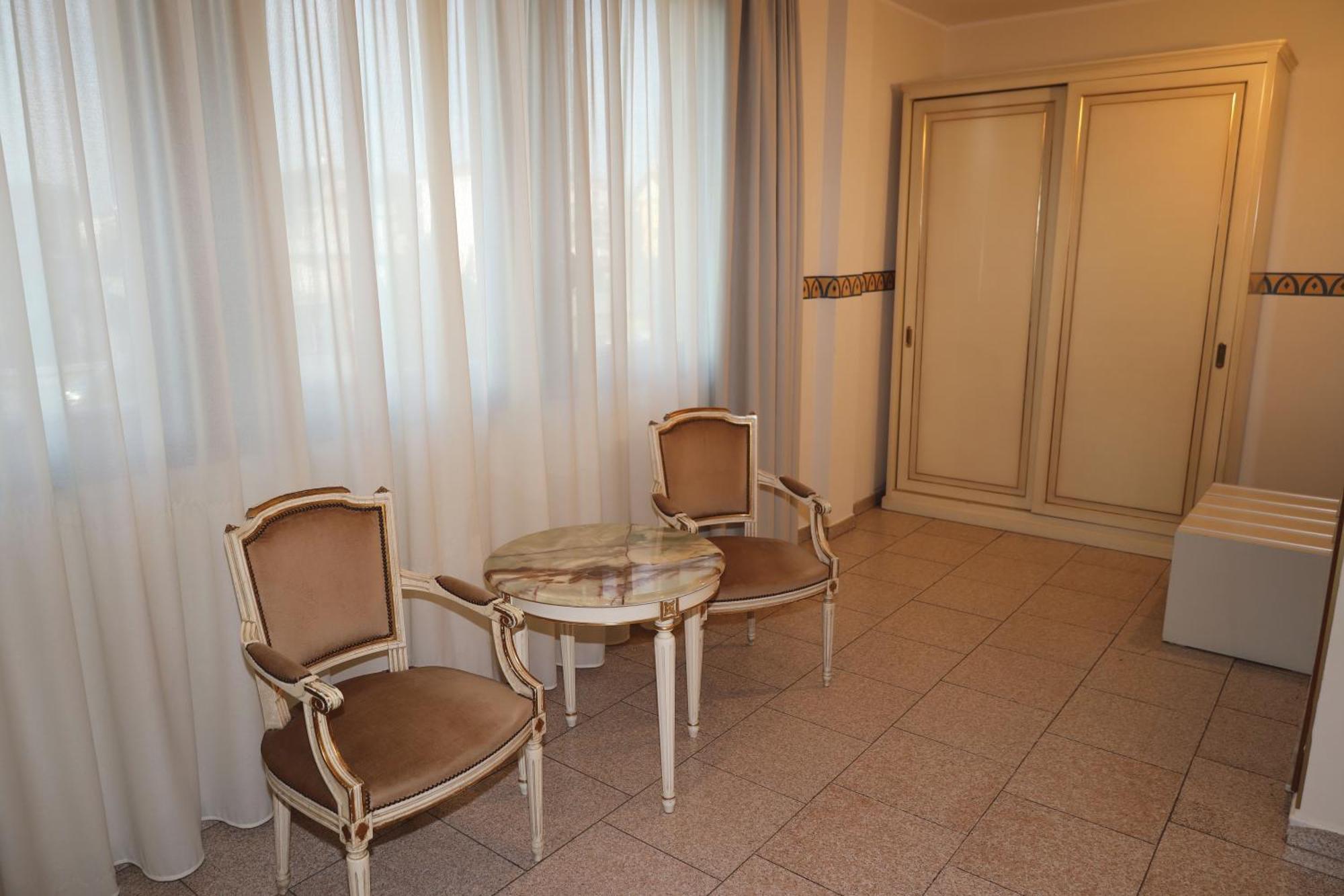 Hotel Ristorante Continental Озио Сото Екстериор снимка