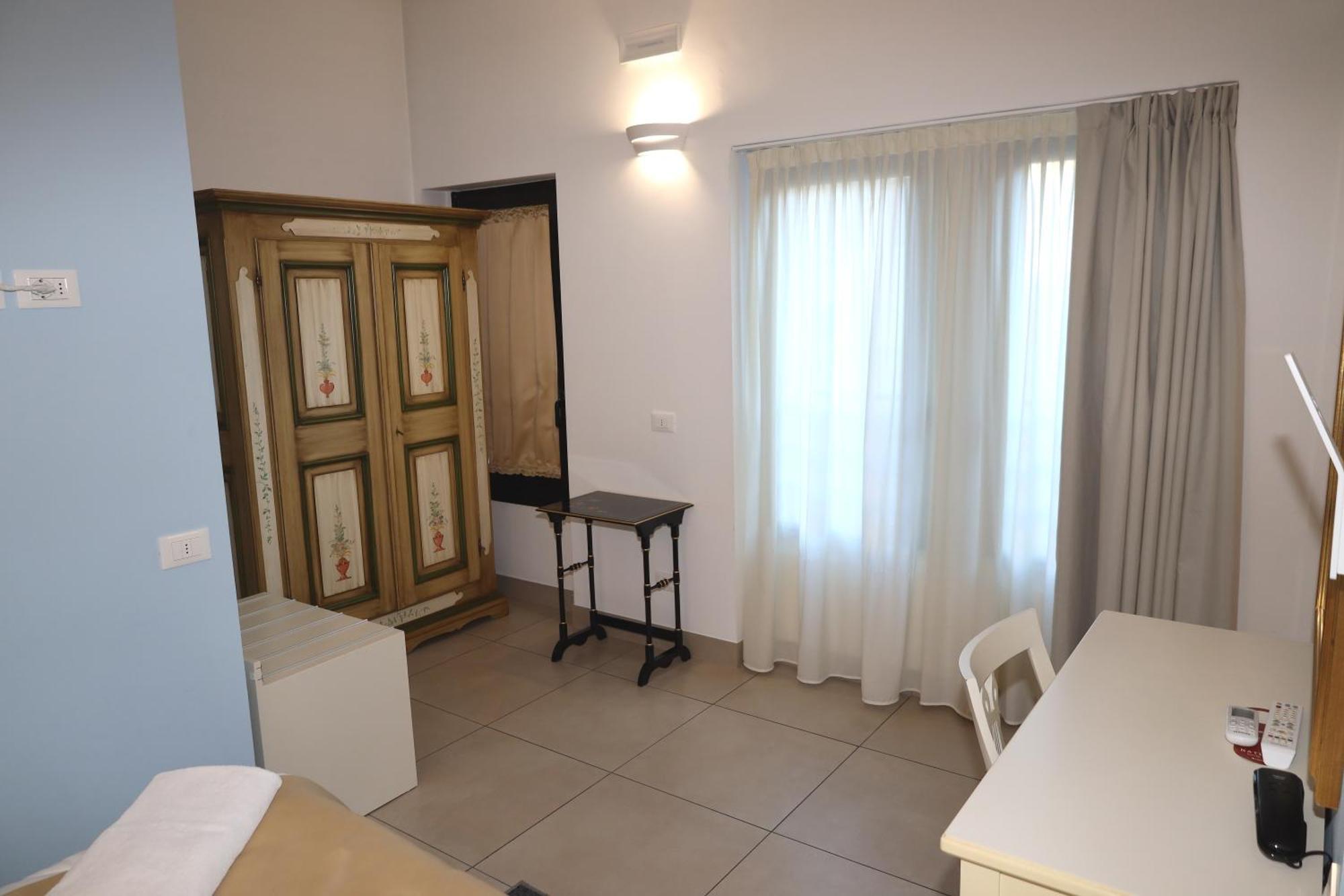Hotel Ristorante Continental Озио Сото Екстериор снимка