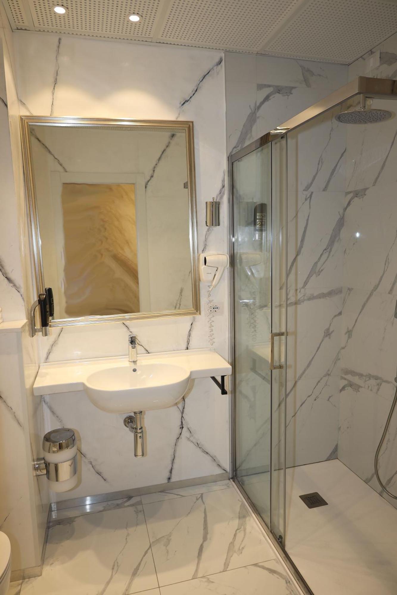 Hotel Ristorante Continental Озио Сото Екстериор снимка