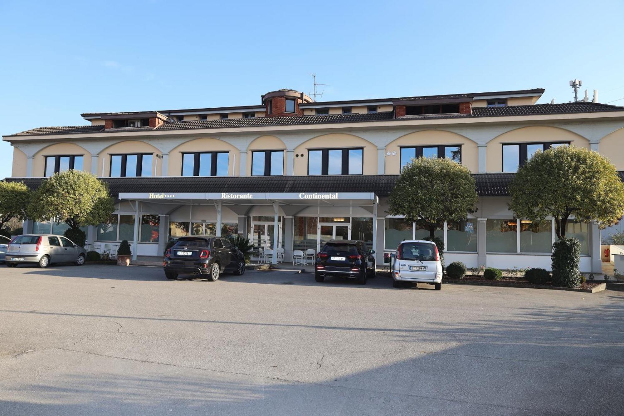 Hotel Ristorante Continental Озио Сото Екстериор снимка