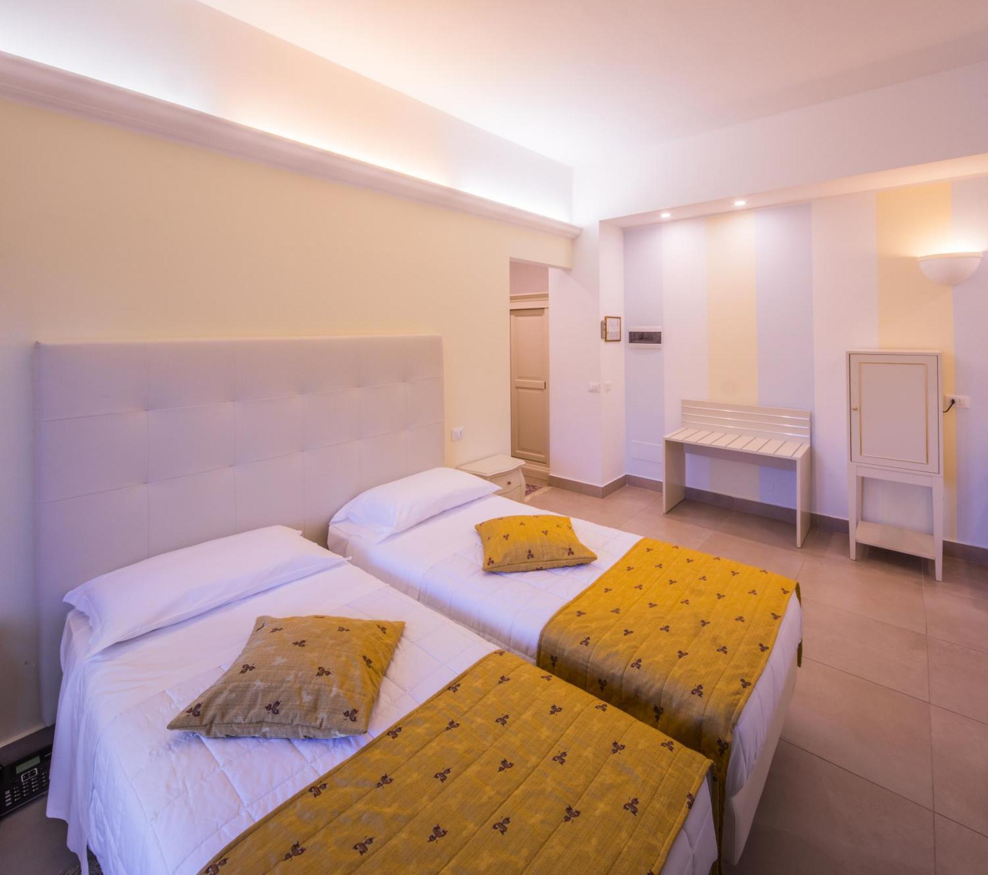 Hotel Ristorante Continental Озио Сото Екстериор снимка
