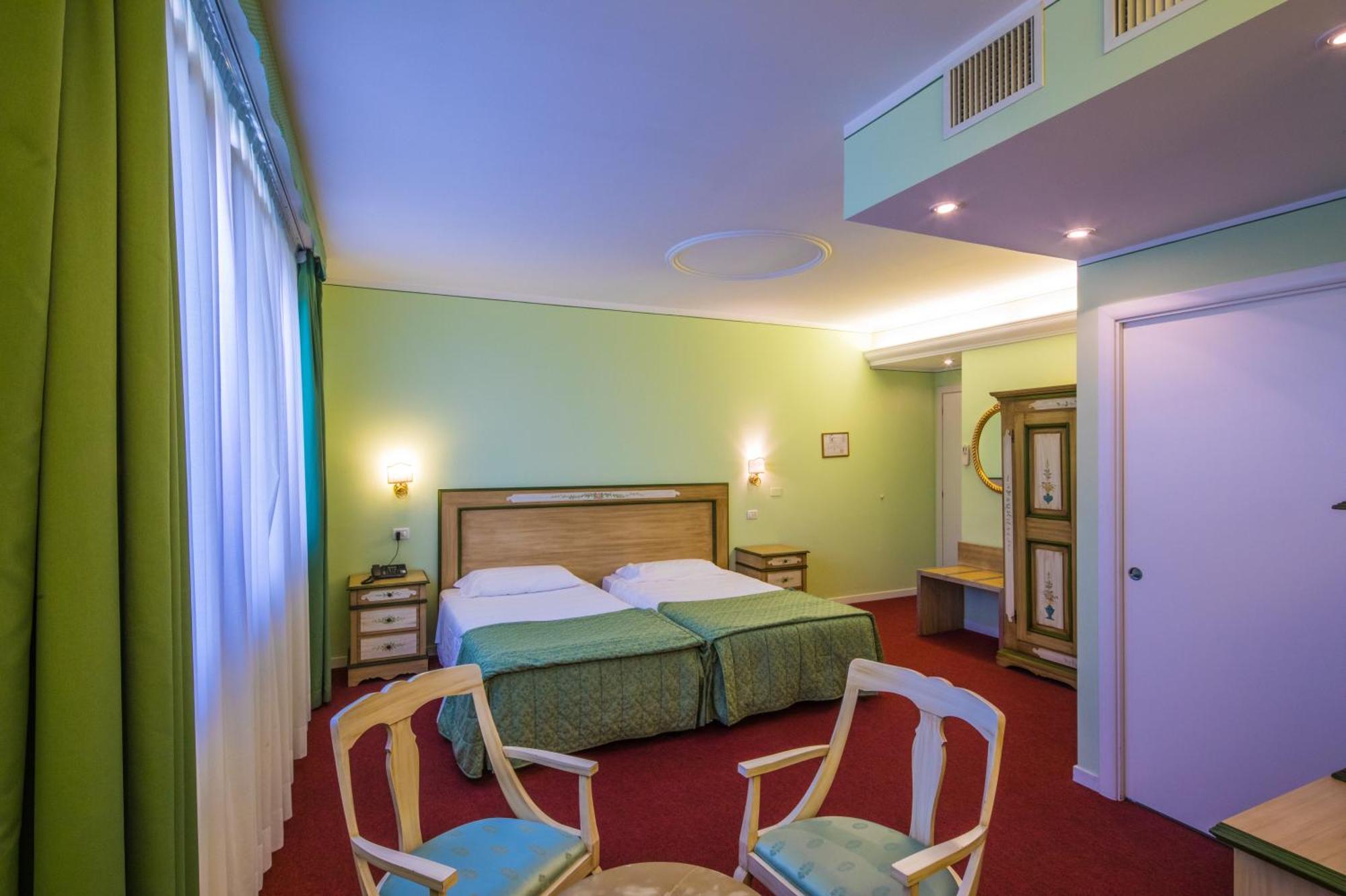 Hotel Ristorante Continental Озио Сото Екстериор снимка
